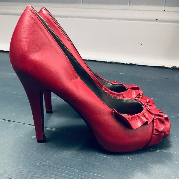 Le Chateau - size 7 - Picture 2 of 3